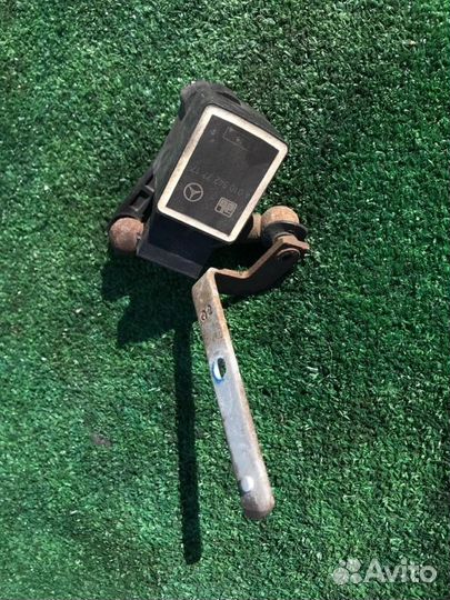 Датчик высоты дорожного просвета задний Mercedes