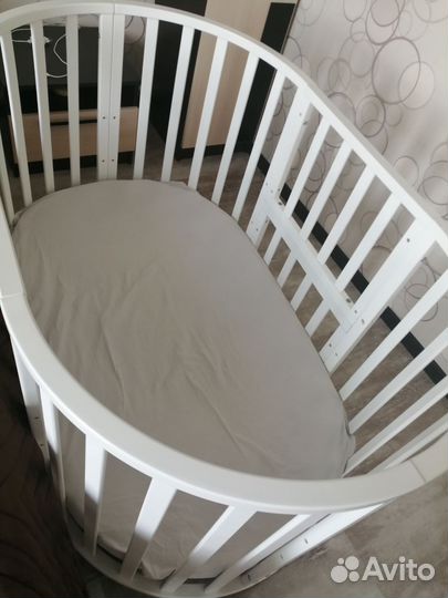 Детская кроватка с маятником круглая