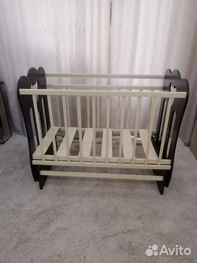 Детская кроватка с маятником