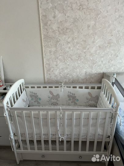 Детская кроватка с маятником и комодом