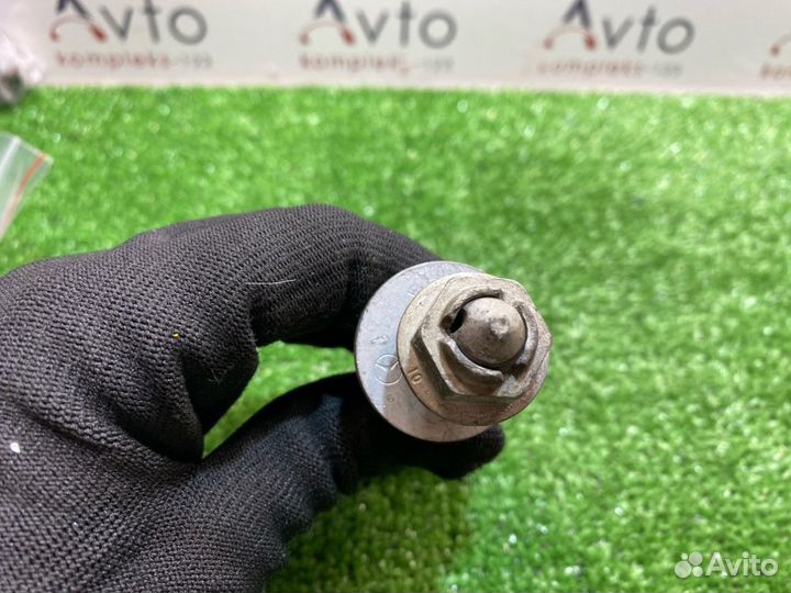 Болт развальный задний Mercedes-Benz E-Class W212