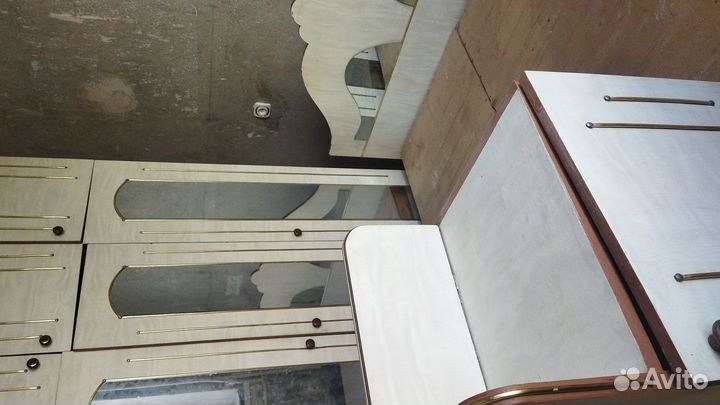 Продается шкаф, кровать и две тумбы