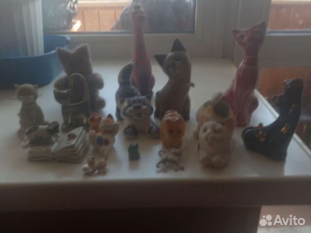 Коллекция фигурок кошек