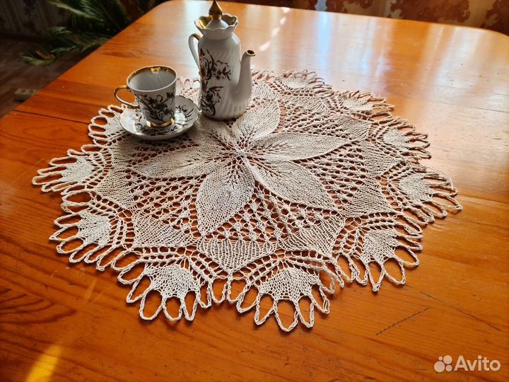 Вязаная салфетка ручной работы