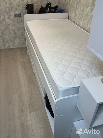 Кровать и комод