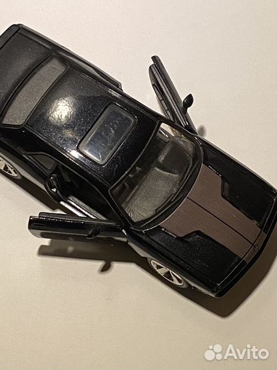 Машинка коллекционная Dodge Challenger STR8 1:24