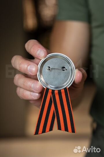 Знак на день Победы с георгиевской лентой