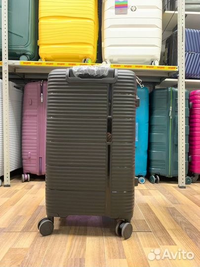 У чемодан из полипропилена на колесах M+