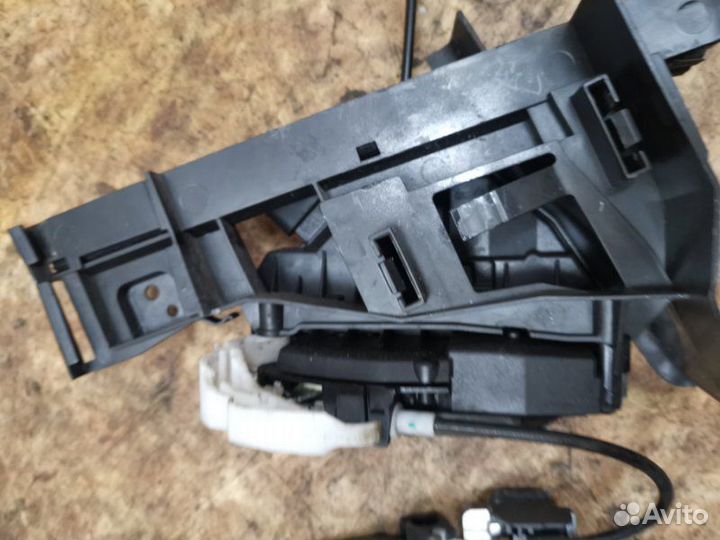 Замок двери задний левый Ford Focus 3 хетчбек 1.6