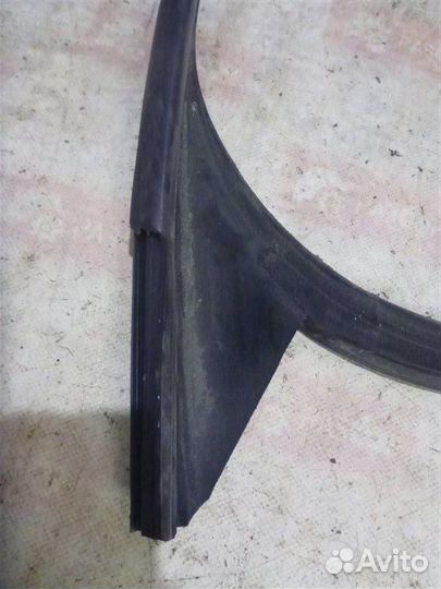 Уплотнительная резинка стекла передняя левая