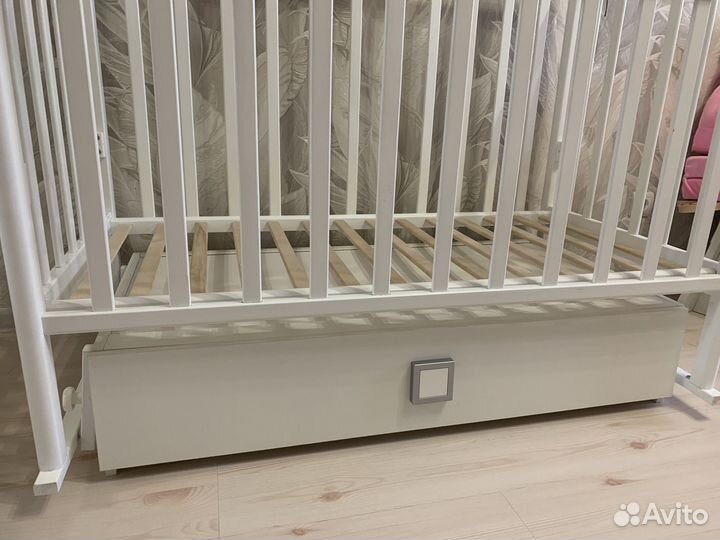 Детская кроватка с маятником