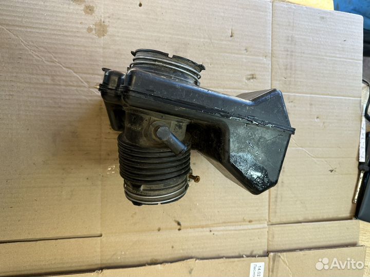 Резонатор воздушного фильтра Camry 40 3.5