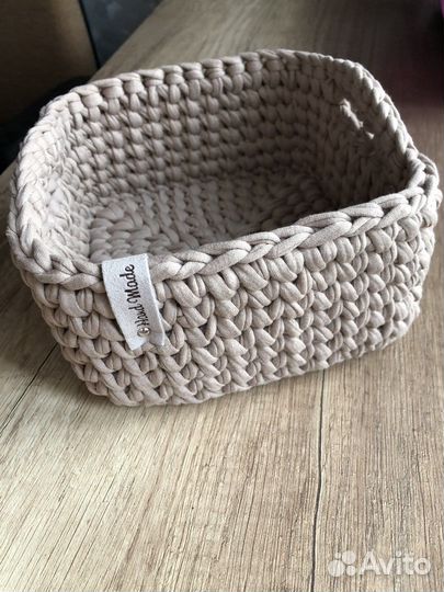 Корзинка из трикотажной пряжи и джута