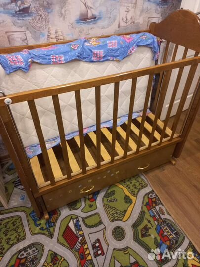 Детская кроватка с маятником