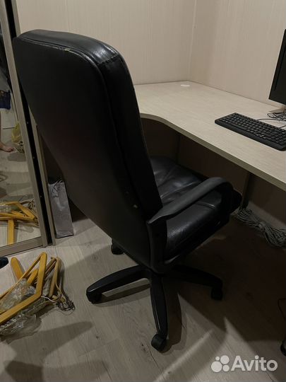 Офисное кресло кожаное