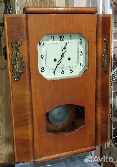 Старинные настенные часы с боем