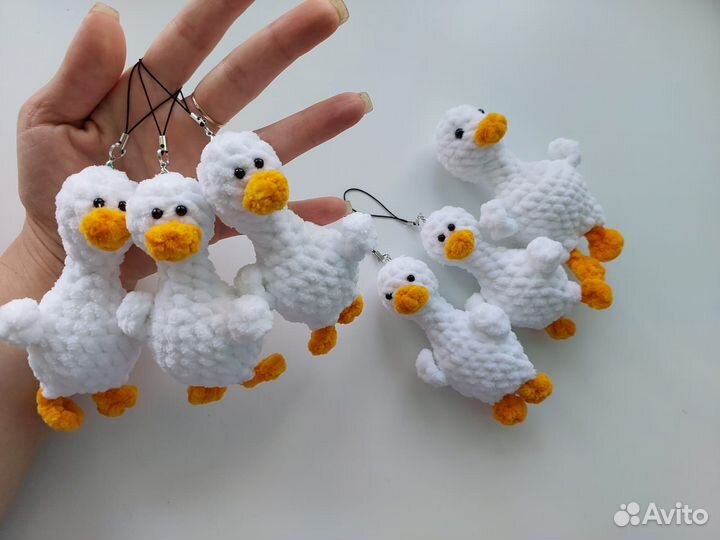 Вязаный брелок гусь
