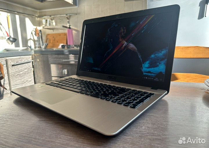 Asus i3-6006U/Geforce 920MX/FullHD/15'6