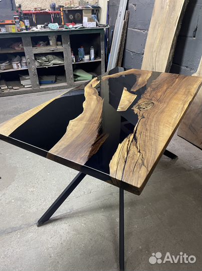 Стол из слэба и смолы / Стол из массива