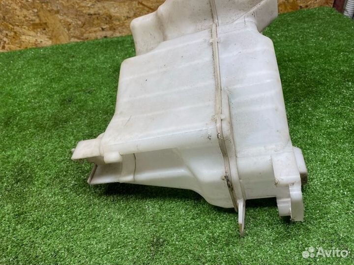 Бачок омывателя Toyota Hilux 8