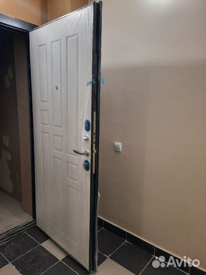 Дверь входная металлическая от застройщика