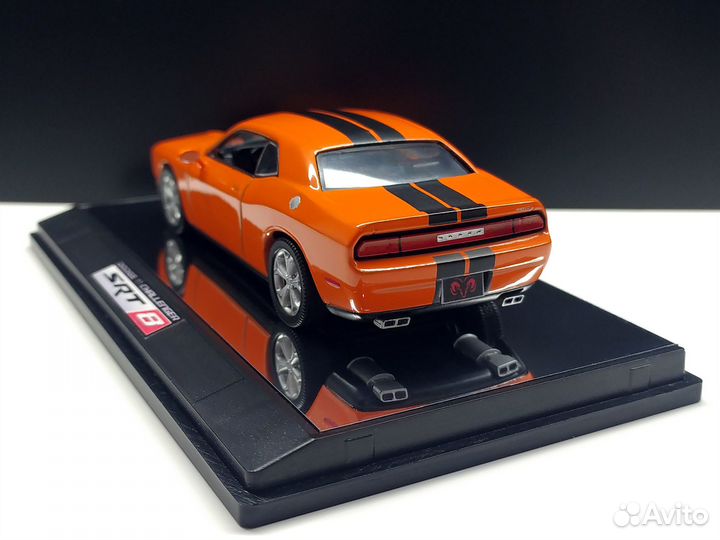 1:43 Dodge Challenger SRT-8