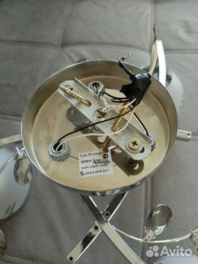 Люстра потолочная на 3 лампы в отличном состоянии