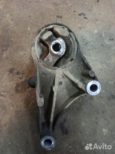 Подушка двигателя передняя Opel Astra H хетчбэк