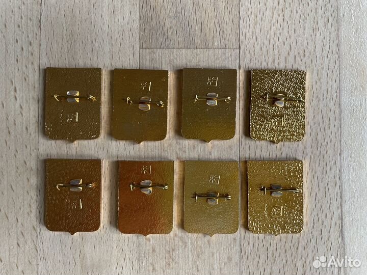 8 значков из серии Гербы С.-Петер губ