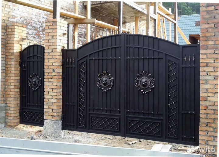 Ворота для частного дома кованые