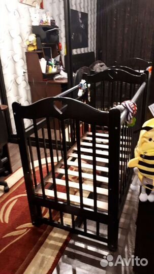 Детская кроватка с маятником