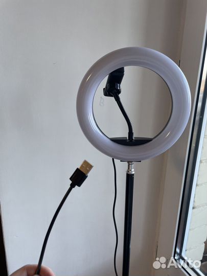 Штатив с кольцевой лампой