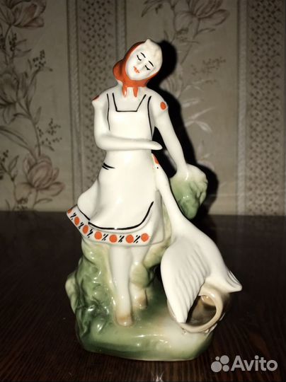 Статуэтка Птичница