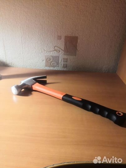 Молоток гвоздодёр современный