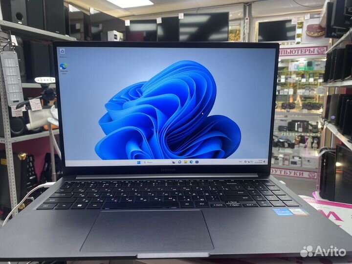 Samsung NP750XFG-KB3IN Ноутбук 15.6