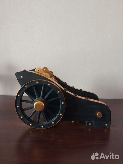 Интерьерная подставка для бутылки вина