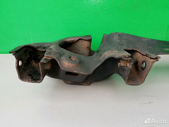 Кулак задний левый Форд Фокус 2 (1355136)