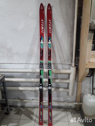 Горные лыжи Atomic, ботинки Salomon, палки, чехол
