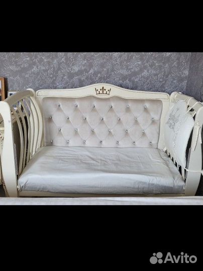 Детская кроватка с маятником и ящиком