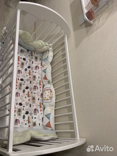 Кроватка для новорожденных с маятником