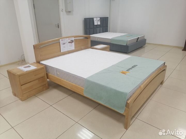 Кровать двуспальная с матрасом
