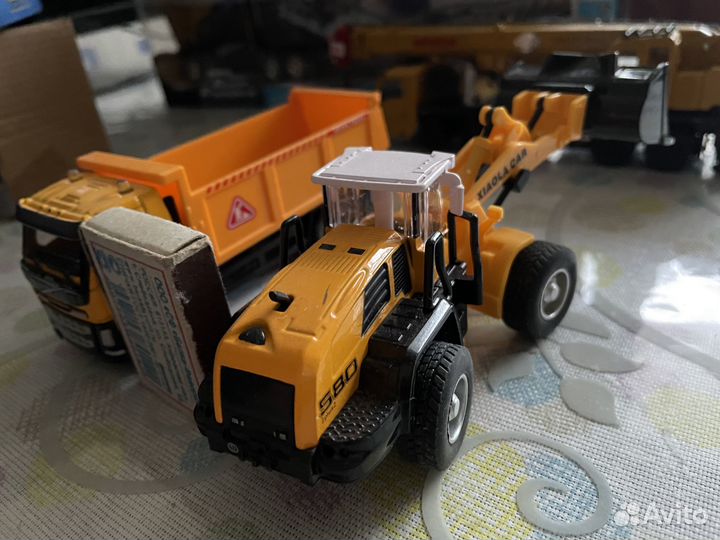 Машина и погрузчик трактор игрушка