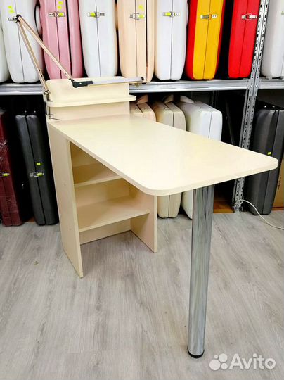 Маникюрный стол