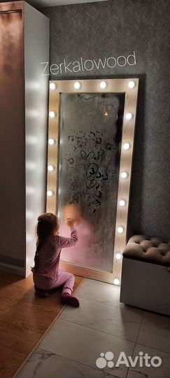 Гримерное зеркало с лампочками