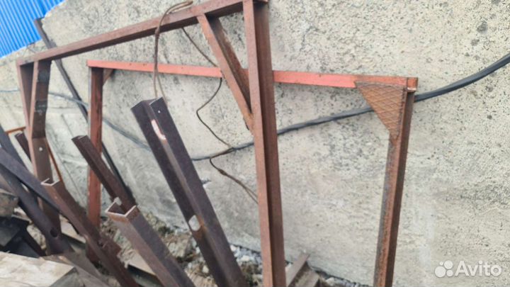 Стойки в кузов грузового полуприцепа