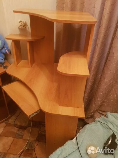 Компьютерный стол угловой с полками