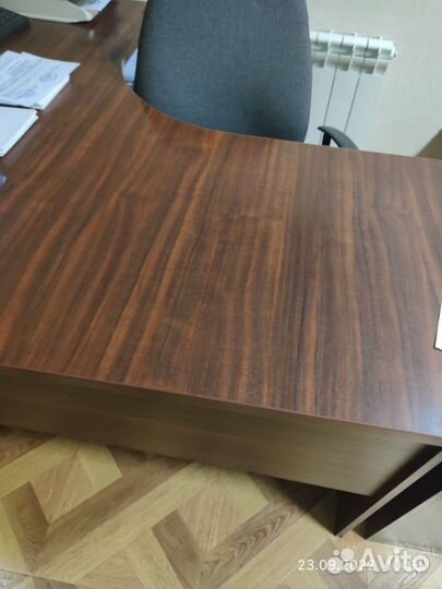 Угловой стол с тумбой