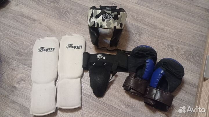 Шлем, перчатки, защита для единоборств