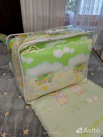 Детская кровать с матрасом и комлектом