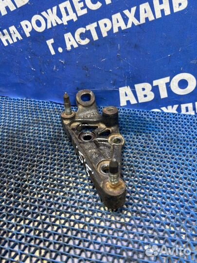 Кронштейн опоры двигателя Toyota Carina E седан